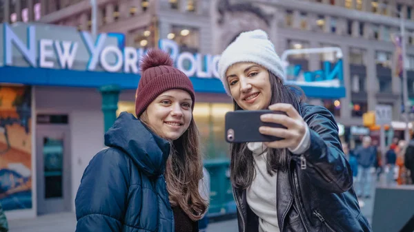 Due amici a Times Square godono il loro viaggio di vacanza a New York — Foto Stock