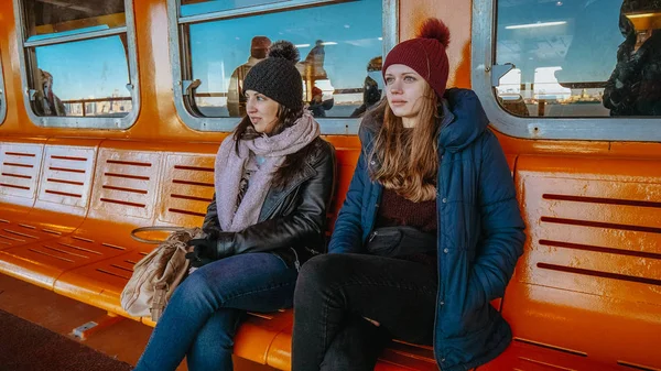Two girls ride the Staten Island Ferry on a sunny day — Stock Photo, Image
