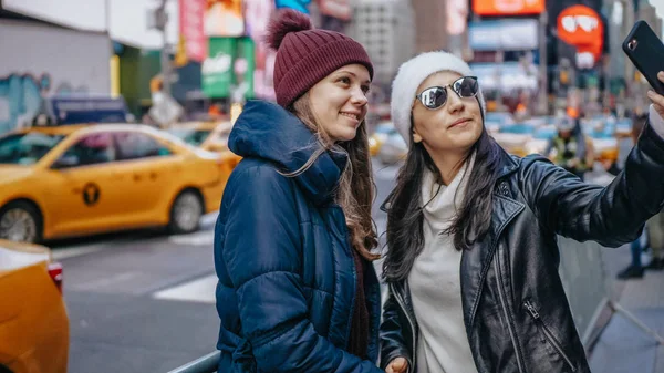 Due amici godono il loro viaggio di vacanza a New York — Foto Stock