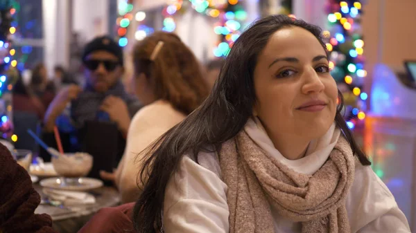 Giovane donna in un piccolo caffè a New York — Foto Stock