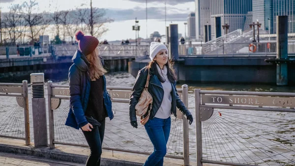 Deux amis à New York font une promenade au Brooklyn Bridge — Photo