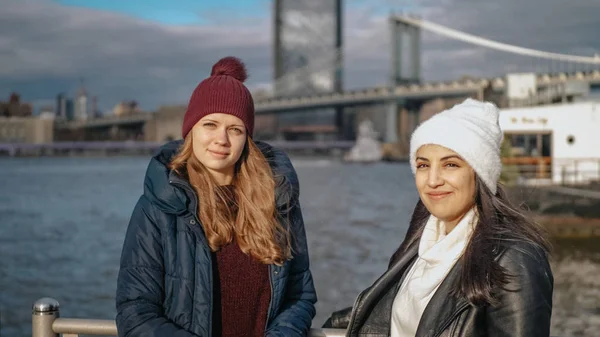 Two friends travel to New York for sightseeing at Brooklyn Bridge — Stock Photo, Image