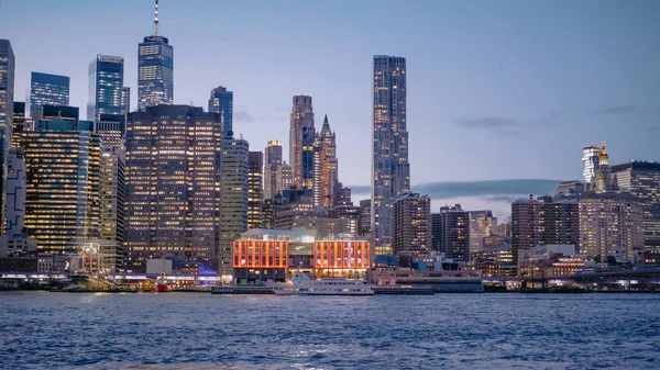 Bela linha do horizonte de Manhattan e luzes da cidade de Nova York à noite — Fotografia de Stock