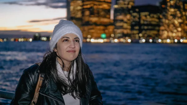 Jeune femme jouit de la vue fantastique sur les toits de Manhattan la nuit — Photo