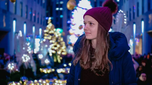 Two girls enjoy the wonderful Christmas time in New York — Stock Photo, Image