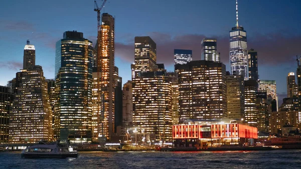 As luzes da cidade do Manhattan Skyline em Nova York — Fotografia de Stock
