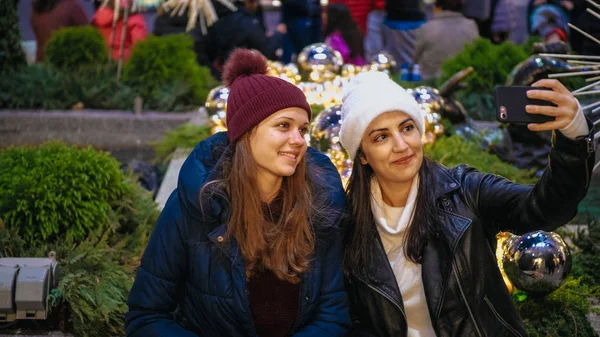 Two friends travel to New York for sightseeing at Christmas time — Stock Photo, Image