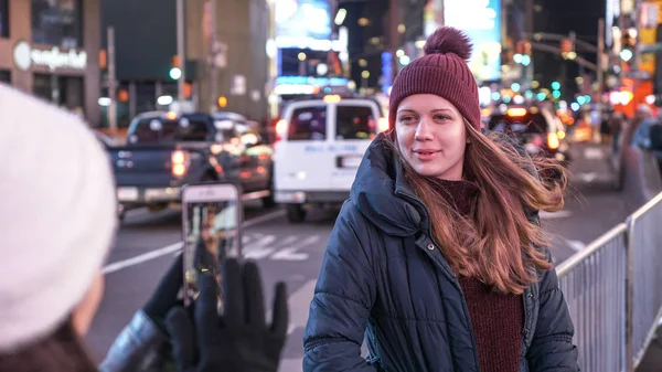 Deux filles à New York prennent des photos à Times Square — Photo