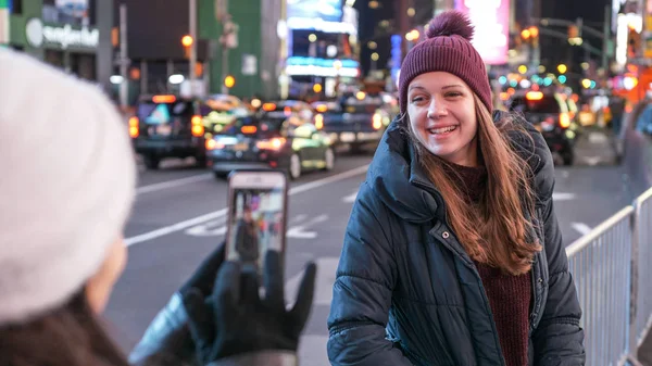 ニューヨークで二人の女の子を取るアット タイムズ スクエアの写真 — ストック写真