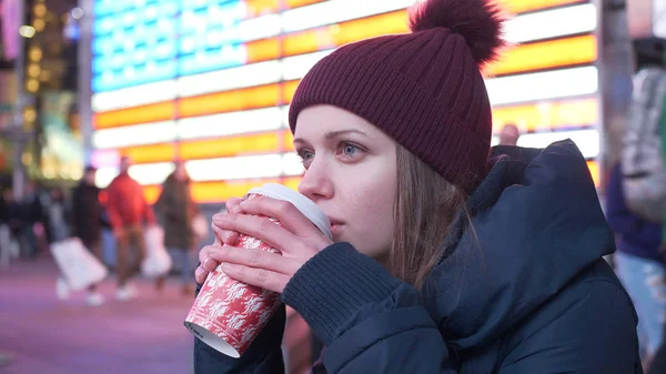 Молодая женщина пьет чашку кофе на улицах Нью-Йорка — стоковое фото