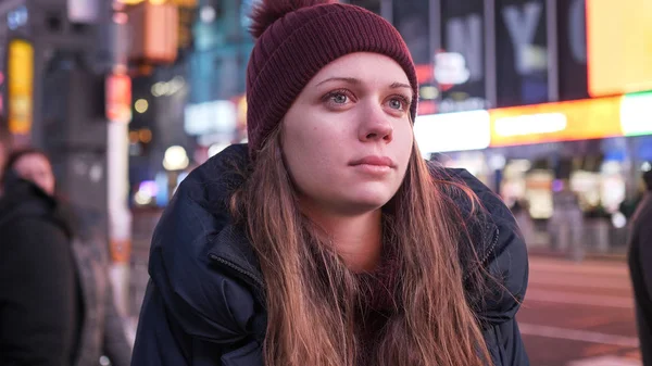 Marcher sur Times Square New York la nuit tout en faisant un voyage touristique à Manhattan — Photo