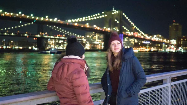 美妙的地方在纽约照亮布鲁克林大桥的夜晚 — 图库照片