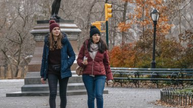 İki genç kadın bir gezi New York Central Park'ta rahatlatıcı bir yürüyüşe