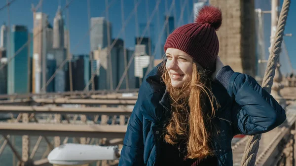 Belle fille sur Brooklyn Bridge bénéficie d'une journée ensoleillée tout en se relaxant — Photo