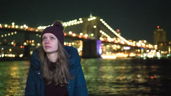 Magnifique endroit à New York la nuit le pont de Brooklyn illuminé — Photo