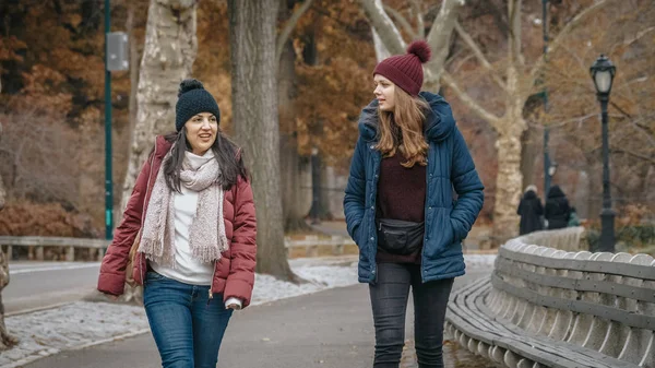 İki genç kadın bir gezi New York Central Park'ta rahatlatıcı bir yürüyüşe — Stok fotoğraf