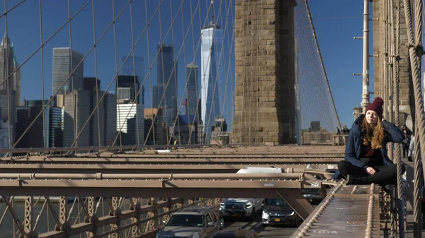 Brooklyn Köprüsü'nde güzel kız yorgunluk güneşli bir gün hoşlanır