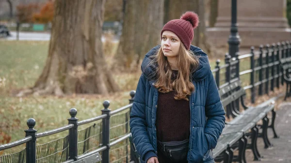 Mladé ženy si svůj relaxační čas na Central Park v New Yorku — Stock fotografie