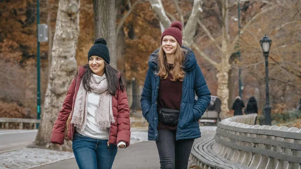 Due giovani donne in viaggio a New York fanno una rilassante passeggiata a Central Park — Foto Stock