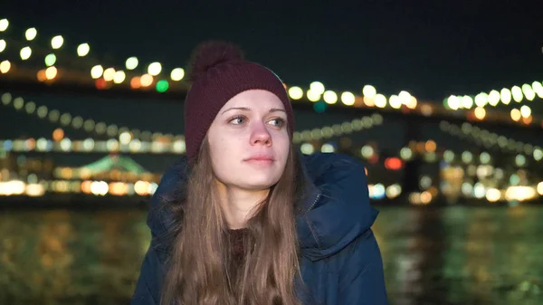 夜间布鲁克林大桥上一名年轻女子的肖像拍摄 — 图库照片