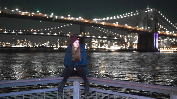 Afslappende på Brooklyn Bridge om natten - Stock-foto
