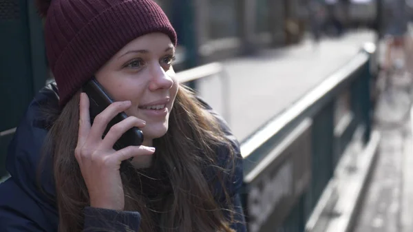 Mladá žena v New Yorku mluví o telefonu — Stock fotografie