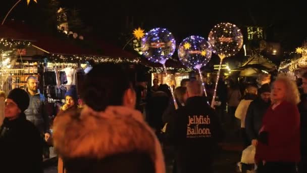 Feria de las maravillas de invierno en Navidad en Londres - LONDRES - INGLATERRA - 15 DE DICIEMBRE DE 2018 — Vídeos de Stock