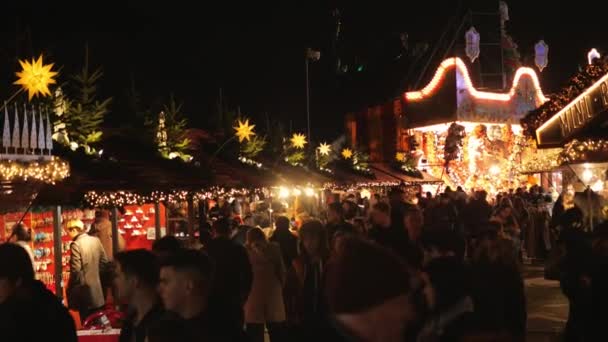 Feira das maravilhas de inverno na época de Natal em Londres - LONDRES - ENGLÂNDIA - 15 DE DEZEMBRO DE 2018 — Vídeo de Stock