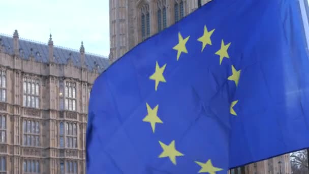 Bandera europea frente a la Cámara del Parlamento en el Brexit - LONDRES - INGLATERRA - 15 DE DICIEMBRE DE 2018 — Vídeo de stock