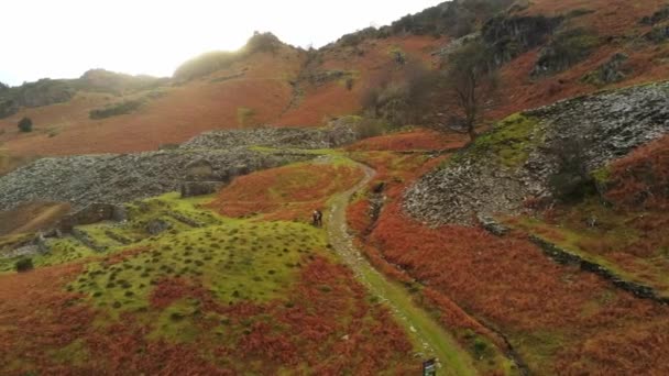 Vlucht over de ontzagwekkende landschap van het Nationaalpark Lake District in Engeland — Stockvideo