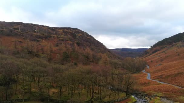 Survolez le paysage impressionnant du parc national de Lake District en Angleterre — Video