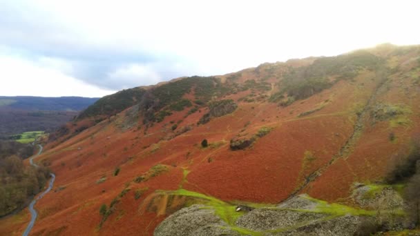 Εκπληκτικό τοπίο στα βουνά του Εθνικού Πάρκου Snowdonia στην Ουαλία Αεροφωτογραφία από ένα drone — Αρχείο Βίντεο