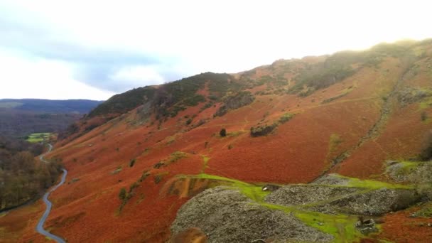 Flug über die atemberaubende Landschaft des Lake District Nationalparks in England — Stockvideo