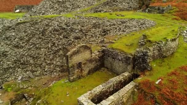 Ruinas de una antigua mina de cobre en el Parque Nacional Lake District — Vídeo de stock