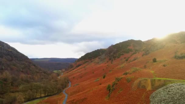 Ohromující krajina v horách v národním parku Snowdonia ve Walesu letecký pohled od sondu — Stock video