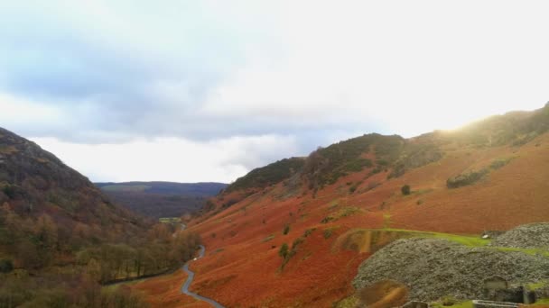 Ohromující krajina v horách v národním parku Snowdonia ve Walesu letecký pohled od sondu — Stock video