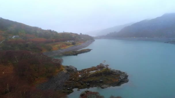 란 베리 스 Snowdonia 국립 공원 공중 보기에 전기 산 호수 — 비디오