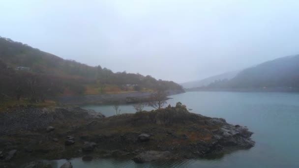 Vuelo sobre un lago en Llanberies Snowdonia National Park Wales — Vídeos de Stock