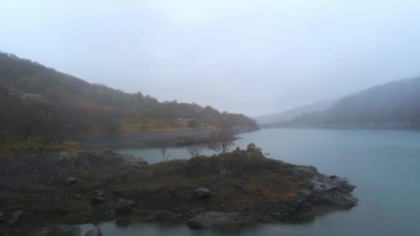 Flygning över en sjö vid Llanberies Snowdonia National Park Wales — Stockvideo