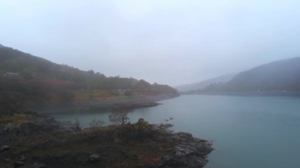 Vuelo sobre un lago en Llanberies Snowdonia National Park Wales — Vídeos de Stock