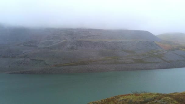 Jezero v pohoří elektrické v letecký pohled na národní Park Snowdonia Llanberis — Stock video