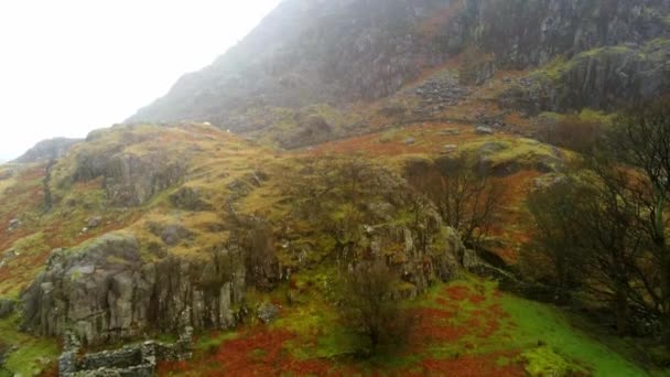 Ουαλία εθνικό πάρκο Snowdonia στο φιλμ ομίχλη εναέρια ΠΤΗΣΗΣ — Αρχείο Βίντεο