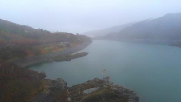 Vuelo sobre un lago en Llanberies Snowdonia National Park Wales — Vídeos de Stock