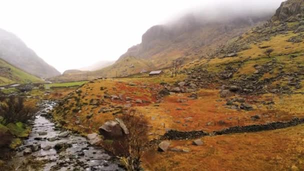 Vuelo sobre el Parque Nacional Snowdonia en Gales en un día brumoso — Vídeos de Stock