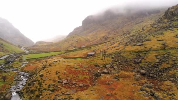 Ohromující krajina v horách v národním parku Snowdonia ve Walesu letecký pohled od sondu — Stock video