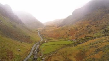 Snowdonia Milli Parkı Galler hava dron görünümü