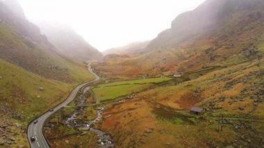 Snowdonia Milli Parkı Galler'de sis hava uçuş görüntüleri