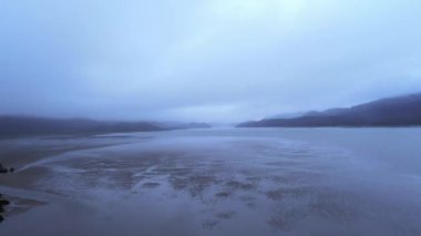 Barmouth Wales gölde akşam üzerinde uçuş