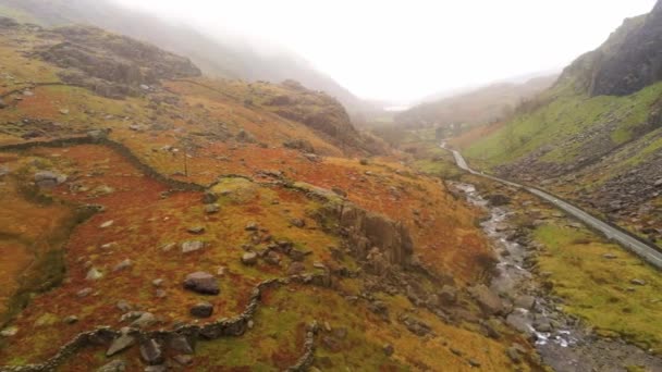 Bir dron Galler hava görünümünden dağlarında Snowdonia Milli Parkı peyzaj çarpıcı — Stok video