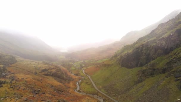 Πτήση πάνω από εθνικό πάρκο Snowdonia στην Ουαλία σε μια ομιχλώδη ημέρα — Αρχείο Βίντεο